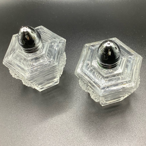 Vintage crystal salt and pepper shakers - Picture 5 of 5